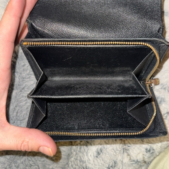 Men’s Or Women’s Louis Vuitton Black Epi compact Wallet! Vintage piece and clean - Picture 6 of 12